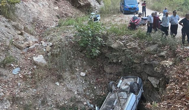 Alanya'da çukura yuvarlanan otomobilde sürücü yaralandı