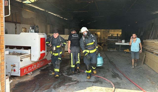 Alanya'da mobilya atölyesindeki yangın hasara yol açtı