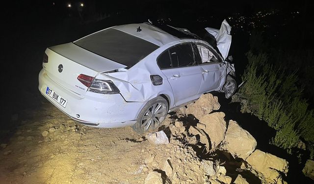 Alanya'da uçuruma yuvarlanan otomobildeki 2 kişi yaralandı