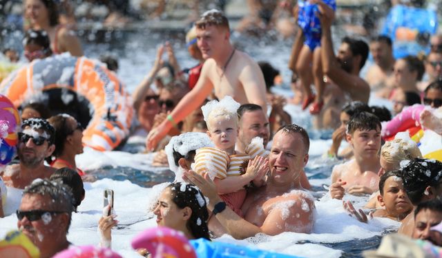 Antalya sahillerinde sıcak hava yoğunluğu sürüyor