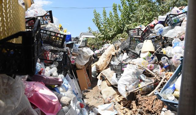 Antalya'da bir gecekondudan 14 kamyon çöp çıkarıldı