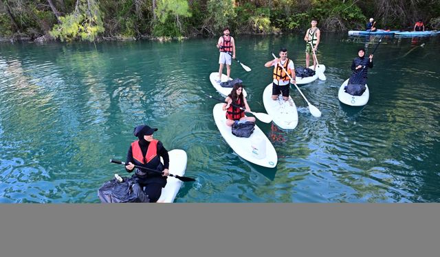 Antalya'da gençler kürek sörfüyle baraj gölünü temizledi