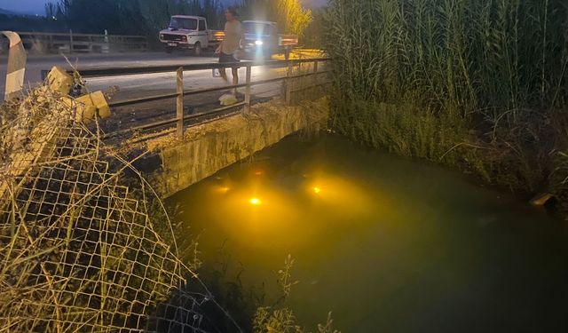 Antalya'da kanala düşen otomobildeki 2 kişi kazadan yara almadan kurtuldu