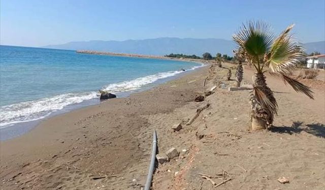 Antalya'da plajda oynarken kum tepeciğinin altında kalan 2 çocuktan 1'i öldü