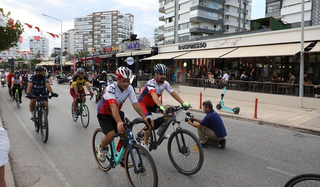 Antalya'da vatandaşlar minimum karbon için pedal çevirdi