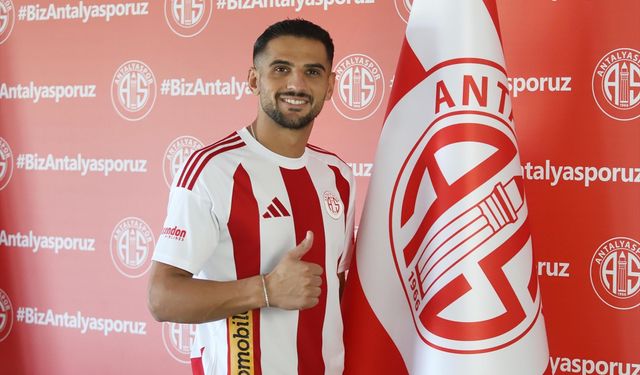 Antalyaspor, Petrusenko ile Abdurrahim Dursun için imza töreni düzenledi