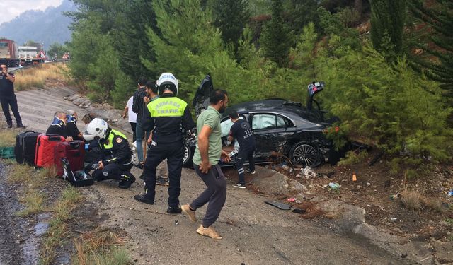 Burdur'da kamyonla çarpışan otomobildeki 3 kişi yaralandı