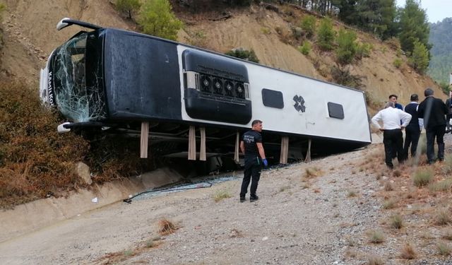 Burdur'da yolcu otobüsünün tıra çarpıp şarampole devrildiği kazada 8 kişi yaralandı