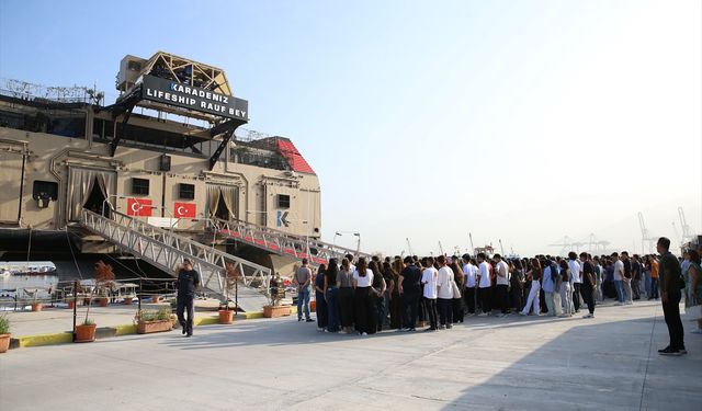 Depremzede lise öğrencileri için "Yüzen Okul"da ilk ders zili çaldı