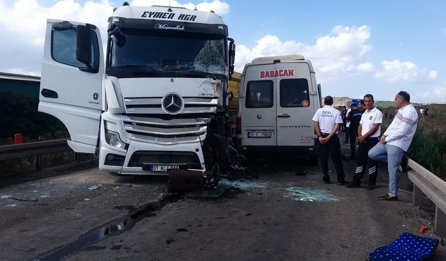 GÜNCELLEME - Adana'da tır ile servis minibüsünün çarpışması sonucu 4 kişi öldü, 6 kişi yaralandı