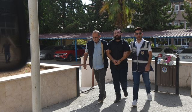 GÜNCELLEME - Mersin'de emekli öğretim görevlisinin ölü bulunmasıyla ilgili oğlu tutuklandı