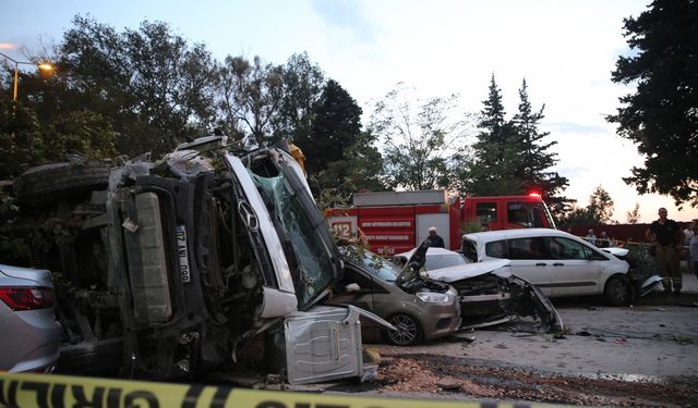 Hatay'da hafriyat kamyonunun 7 araca çarpması sonucu 5 kişi yaralandı