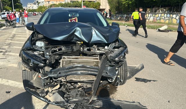 Hatay'da otomobilin çarptığı motosikletteki 3 kişi yaralandı