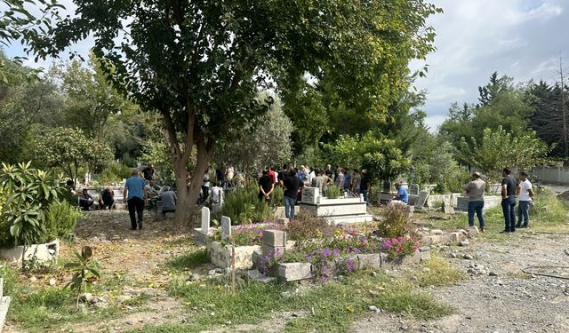 Hatay'da tırın çarpması sonucu ölen 4 yaşındaki çocuğun cenazesi defnedildi