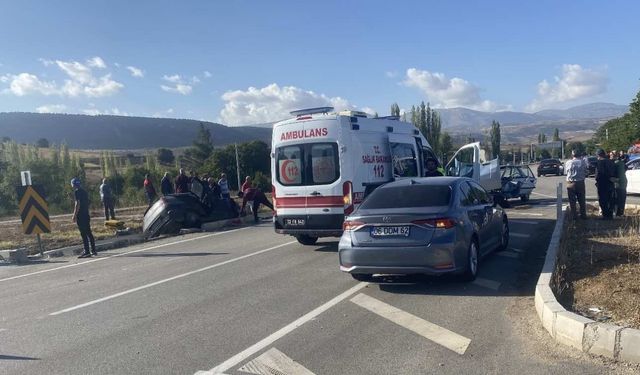 Isparta'da çarpışan iki otomobildeki 6 kişi yaralandı