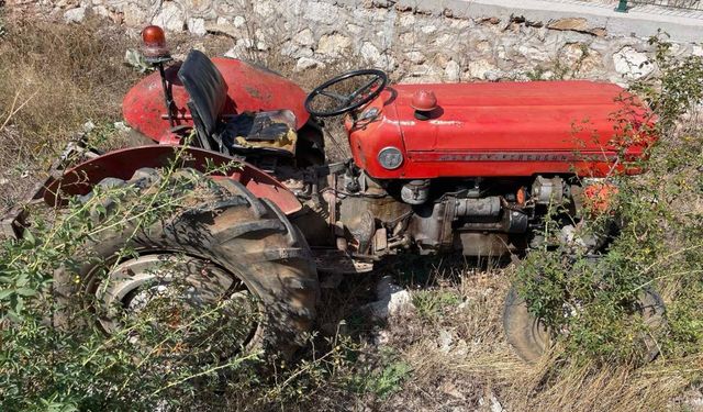 Isparta'da devrilen traktörün altında kalan sürücü öldü