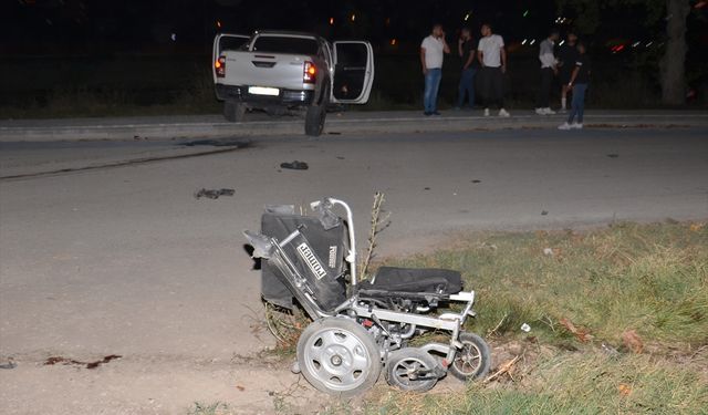 Kahramanmaraş'ta kamyonetin çarptığı akülü tekerlekli sandalyelerde bulunan 3 kişi yaralandı