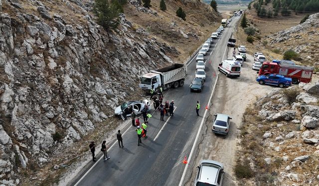 Kahramanmaraş'ta kamyonla çarpışan otomobildeki 2 kişi öldü