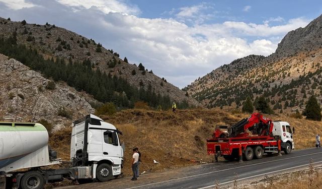 Kahramanmaraş'ta yolda makas atan tır nedeniyle kara yolu 2,5 saat ulaşıma kapandı