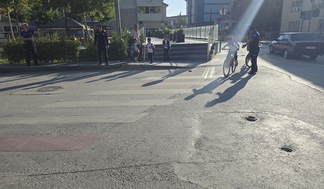 Korkuteli'de zabıta ekipleri okulların çevresinde güvenlik önlemi alıyor