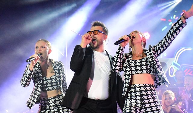 Ukraynalı müzik grubu, savaştan etkilenenlere destek için Antalya'da konser verdi