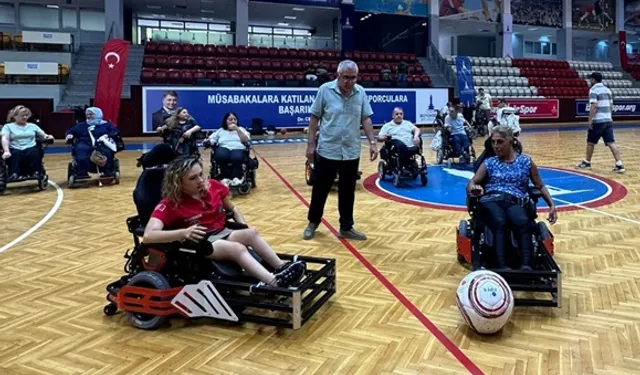 İzmir'de engeller tekerlekli sandalye futbolu ile kalktı