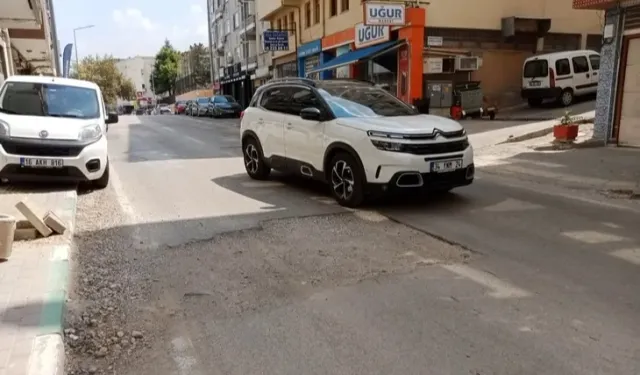 Yıldırım Caddesi’ndeki bozuk yol tehlike saçıyor