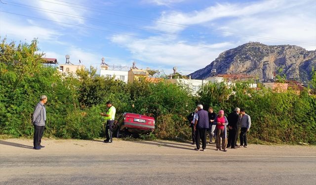 Adana'da şarampole devrilen otomobildeki 2 kişi yaralandı