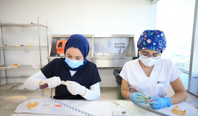 Antalya Bilim Üniversitesi Ağız ve Diş Sağlığı Uygulama Araştırma Merkezi'nin öğrenci kliniği açıldı