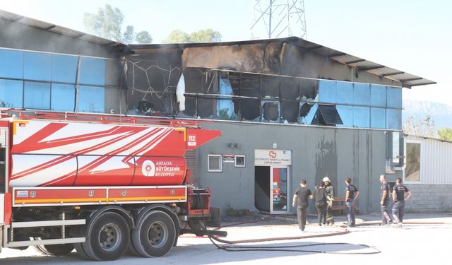 Antalya'da bir depoda çıkan yangın hasara neden oldu