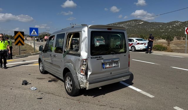 Antalya'da hafif ticari araçla motosikletin çarpıştığı kazada 2 kişi yaralandı