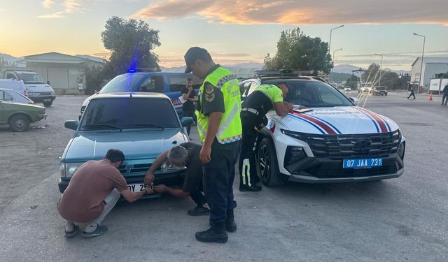 Antalya'da plakasını değiştirdiği araçla drift yapan tamirciye para cezası kesildi