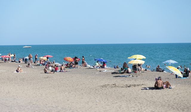 Antalya'da sıcak hava nedeniyle sahillerdeki yoğunluk sürüyor