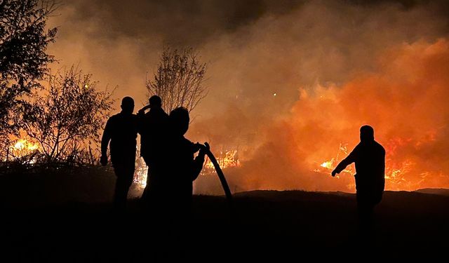 Antalya'da tarım araçlarının bulunduğu depoda çıkan yangın kontrol altına alındı