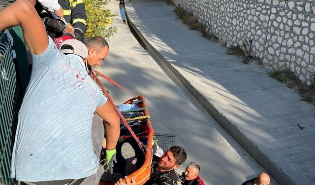 Burdur'da dere yatağına düşen otomobilin sürücüsü yaralandı