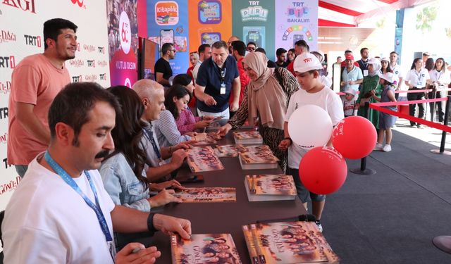 "Gönül Dağı" dizisinin oyuncuları TEKNOFEST Adana'da ziyaretçilerle buluştu