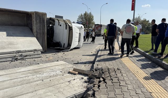 GÜNCELLEME - Kahramanmaraş'ta beton blok yüklü tır devrildi