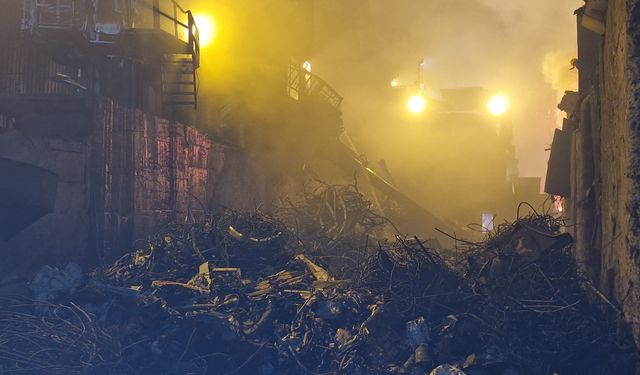 Hatay'da demir çelik fabrikasında çıkan yangın söndürüldü