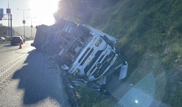 Hatay'da freni arızalanan tırın devrildiği kazada sürücü yaralandı