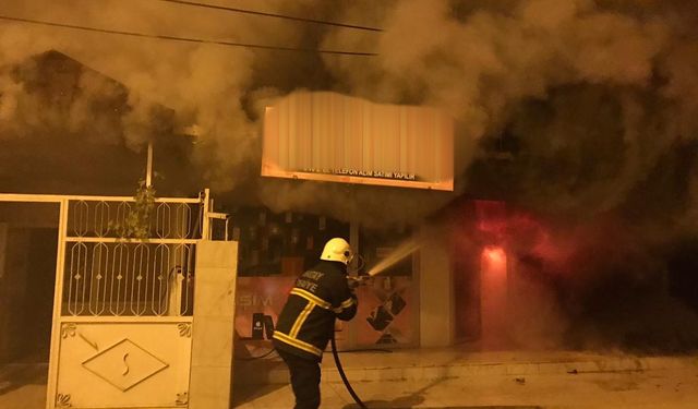 Hatay'da iş yerinin kundaklanması güvenlik kamerasında