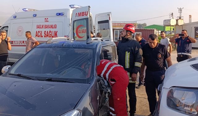 Hatay'da otomobille minibüsün çarpışması sonucu 2 kişi yaralandı