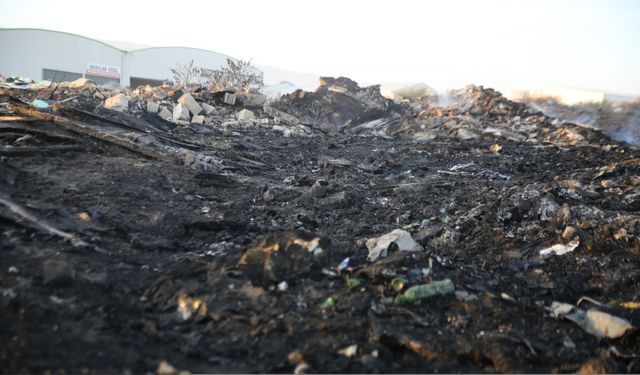 Hatay'da sanayi sitesindeki çöplükte çıkan yangın söndürüldü