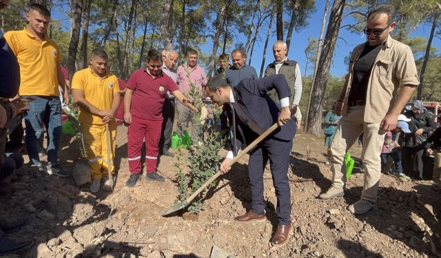 Kumluca'da öğrenciler, cumhuriyetin 101.yılı dolayısıyla fidan dikti