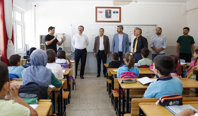 KUTBO'dan öğrencilere ayakkabı yardımı yapıldı