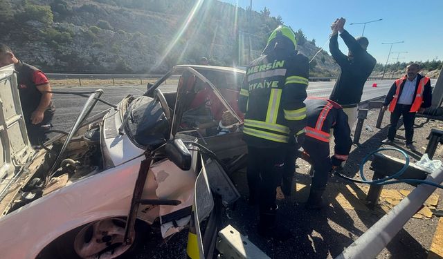 Mersin'de bariyere çarpan otomobilin sürücüsü yaralandı