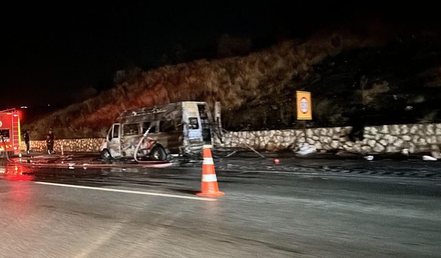 Mersin'de minibüste çıkan ve çalılık alana sıçrayan yangın söndürüldü