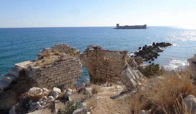 Mersin'deki Korykos Antik Kenti'nde 700 yıllık olduğu değerlendirilen tuvalet bulundu