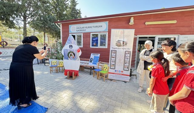 Mobil "gezegen evi" ile köy okullarındaki öğrencilere uzay merakı aşılanıyor