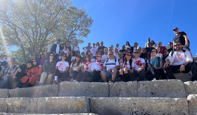 Öğretmenlerden "Cumhuriyete ve Bayrağa Saygı Doğa Yürüyüşü" etkinliği