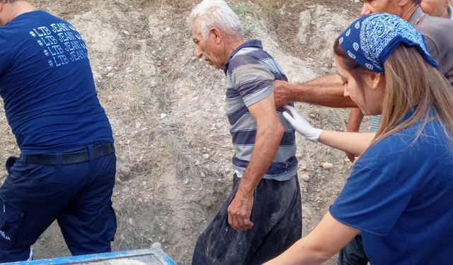 Osmaniye'de devrilen traktörün altında kalan sürücüyü itfaiye kurtardı